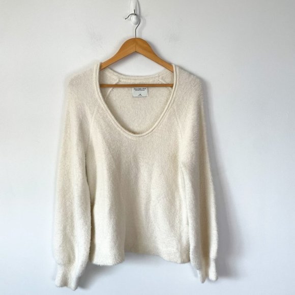 Abercrombie Eyelash Soft  Cozy V-Neck Slouchy Sweater White Sz Medium - Picture 6 of 11